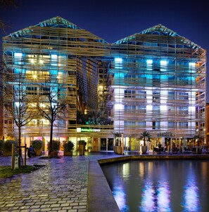 住宿正面 - 傍晚/夜晚