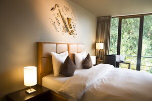 Comfort-dobbeltværelse | Premium-sengetøj, individuelt design, skrivebord, mørklægningsgardiner