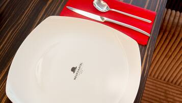 Petit déjeuner buffet (14 EUR par personne)