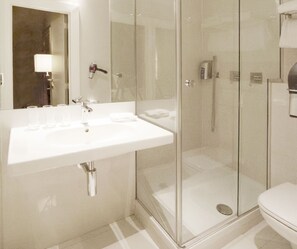 Comfort-Doppelzimmer | Badezimmer | Dusche, Regendusche, kostenlose Toilettenartikel, Haartrockner