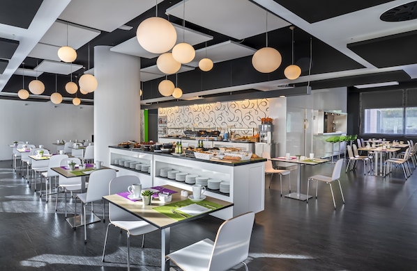 Desayuno buffet diario (EUR 16 por persona)