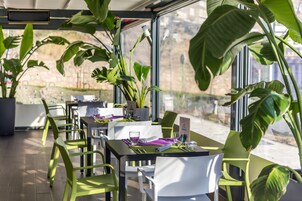 Breakfast and dinner served