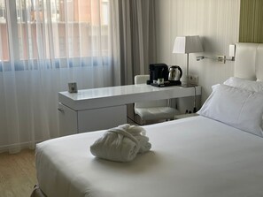 Premium Double Room | Down duvets, minibar, in-room safe, desk - Hotel Zentral Castellana Norte (Madrid)