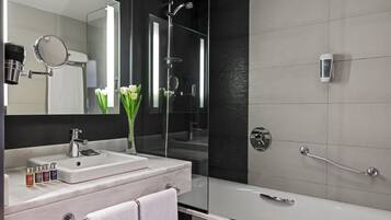 Milieuvriendelijke toiletartikelen, een haardroger, een bidet