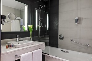 Eco-friendly toiletries, hair dryer, bidet, towels - Hotel Zentral Castellana Norte (Madrid)