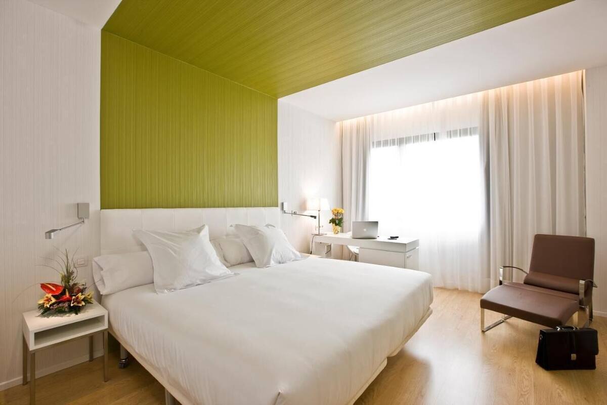 Premium tweepersoonskamer | Donsdekens, een minibar, een kluis op de kamer, een bureau