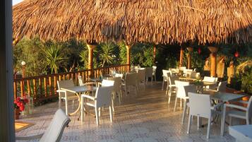 Breakfast, lunch, dinner served; Regional cuisine