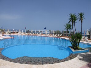 Outdoor pool, pool umbrellas - New Kydonia Suites & Studios (Chania)