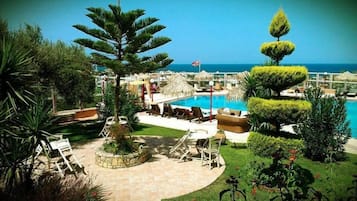 Piscine extérieure, parasols de plage