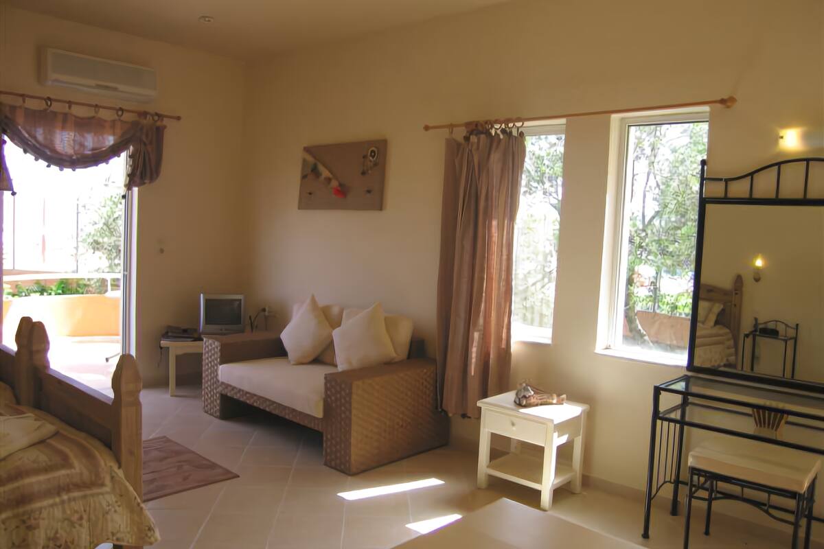 suite (x) | living room | tv, dvd player