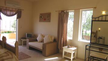 Suite (x) | Living room | TV, DVD player