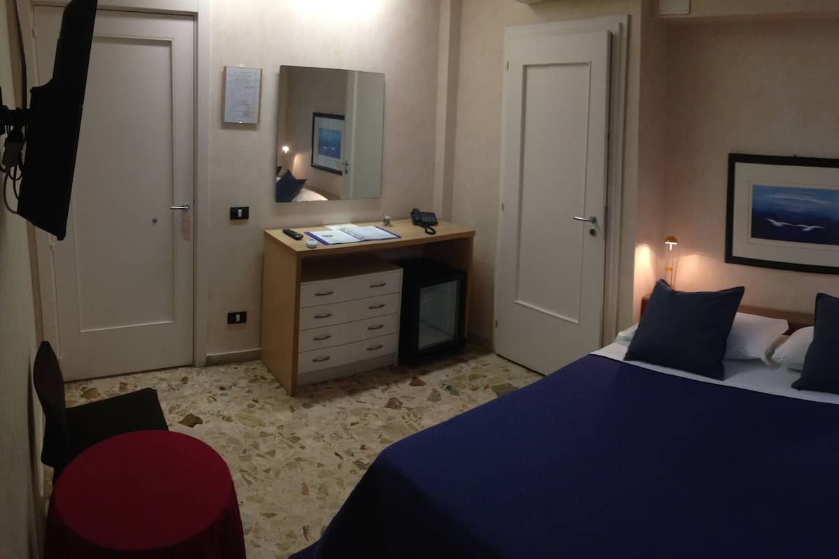 Bộ đồ giường cao cấp, chăn bông, minibar, trang trí khác biệt