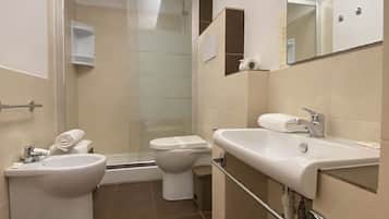 Camera doppia/matrimoniale, bagno privato | Badezimmer | Dusche, kostenlose Toilettenartikel, Haartrockner, Handtücher