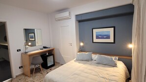 Doppia/matrimoniale Uso disabili, bagno privato | Sengetøy av topp kvalitet, dundyner, minibar og skrivebord