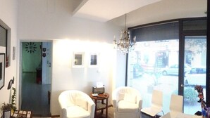 Lobby-lounge