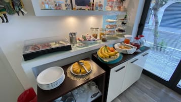 Desayuno buffet los fines de semana (EUR 10 por persona)