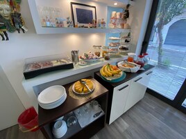 Desayuno buffet los fines de semana (EUR 10 por persona)
