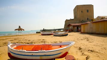 Una spiaggia nelle vicinanze, sabbia bianca
