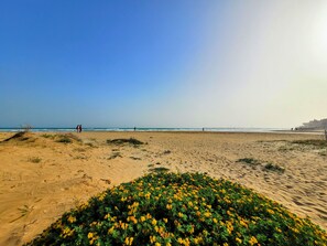 Una playa cerca, arena blanca