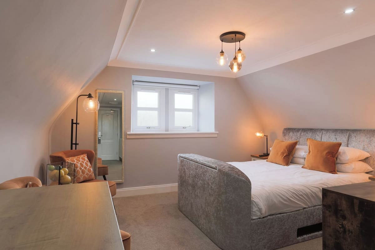 Loft | Premium bedding, desk, iron/ironing board, free cots/infant beds