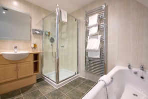 Douche, articles de toilette gratuits, sèche-cheveux