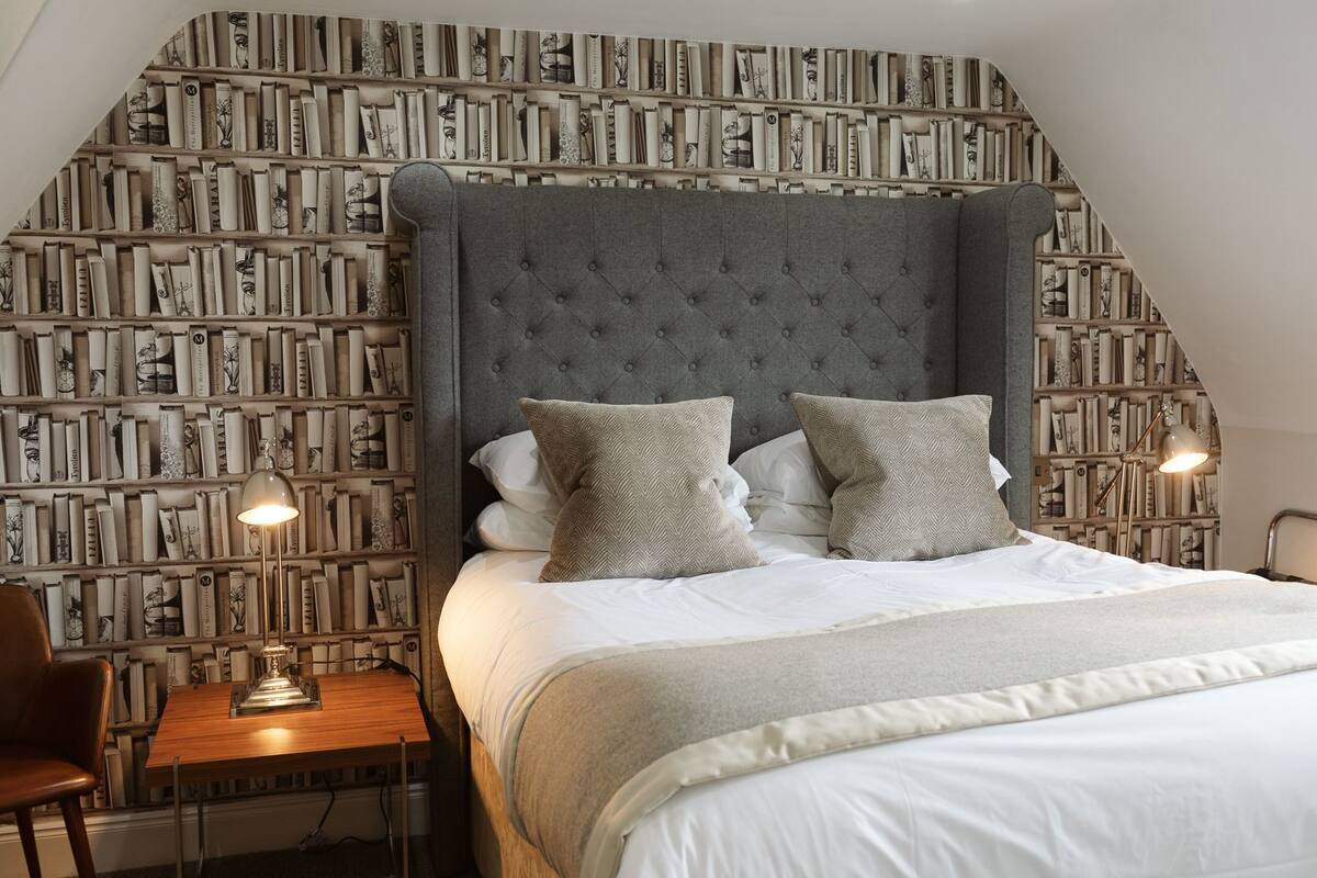 loft | premium bedding, desk, iron/ironing board, free cots/infant beds