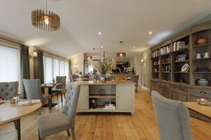 供应早餐和晚餐