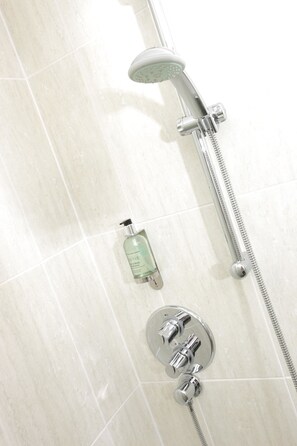 Shower, free toiletries, hair dryer, towels - The Lovat, Loch Ness (Fort Augustus)