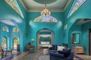 Villa, 1 slaapkamer | Luxe beddengoed, een minibar, een kluis op de kamer, een bureau