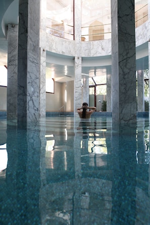 Una piscina techada, 2 piscinas al aire libre, sombrillas