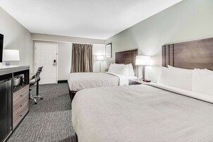 Habitación estándar, 2 camas de matrimonio, no fumadores | Ropa de cama de alta calidad, escritorio, tabla de planchar con plancha