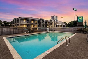 Una piscina al aire libre de temporada