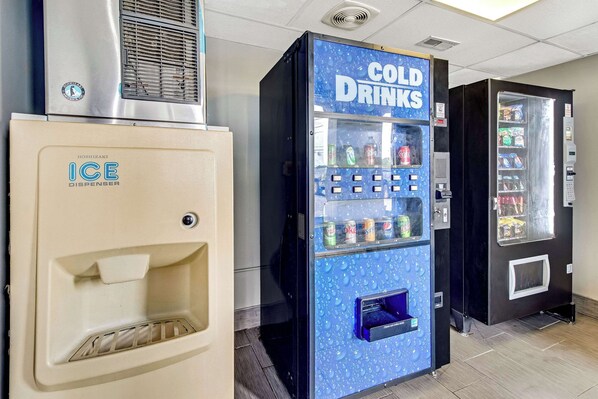Máquinas expendedoras para bebidas frías y dispensadores de hielo en un entorno comercial.