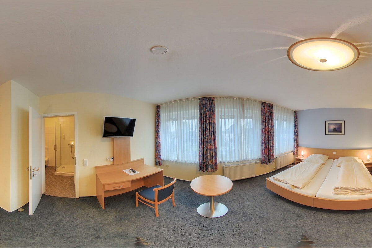 Desk, soundproofing, free WiFi, bed sheets