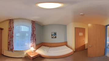 Desk, soundproofing, free WiFi, bed sheets