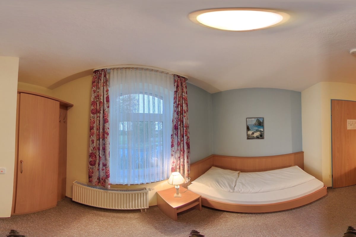 Desk, soundproofing, free WiFi, bed sheets