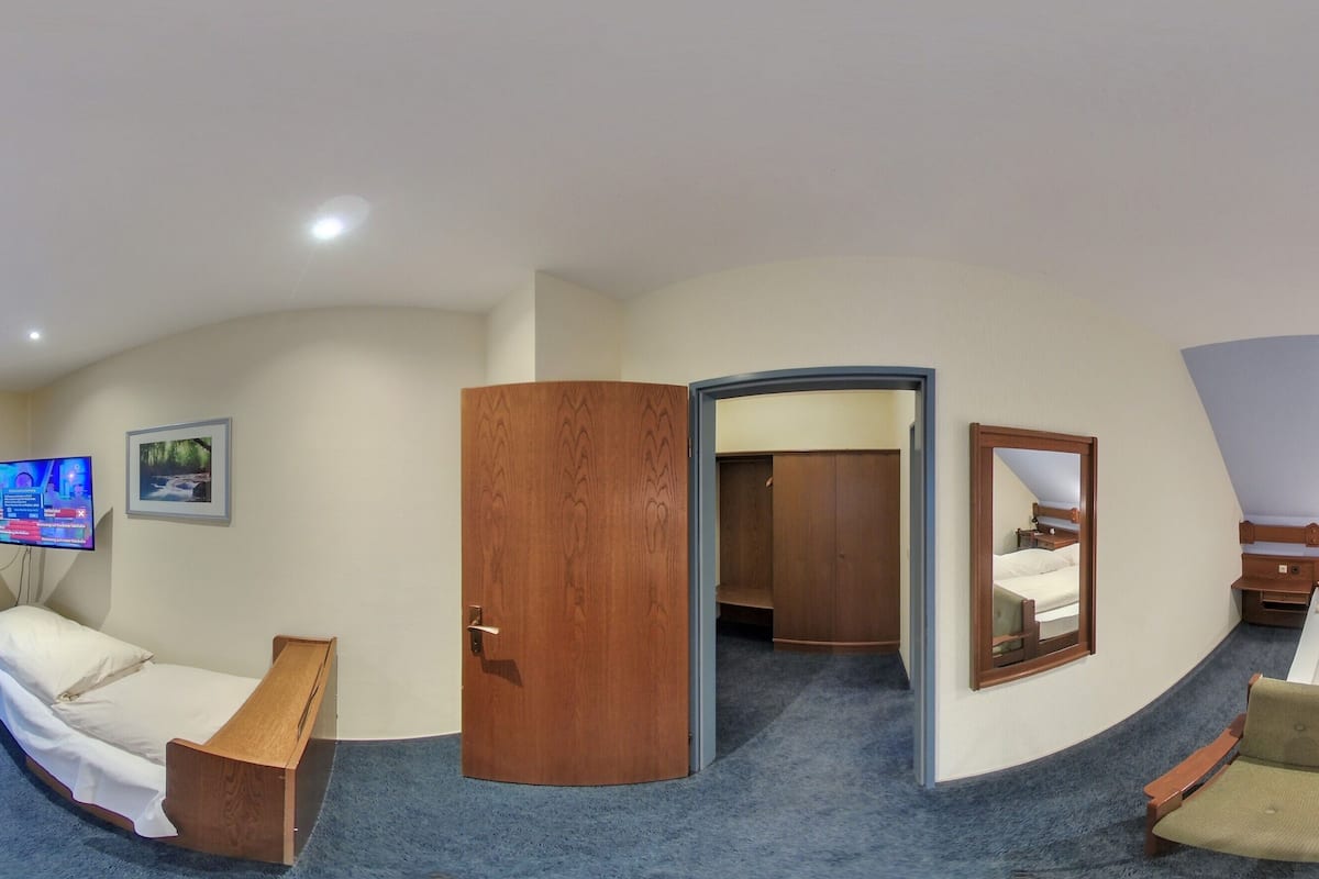Triple Room | Desk, soundproofing, free WiFi, bed sheets