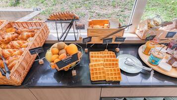 Desayuno buffet (EUR 13.9 por persona)