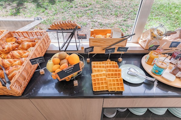 Dagelijks ontbijtbuffet (EUR 13.9 per persoon)