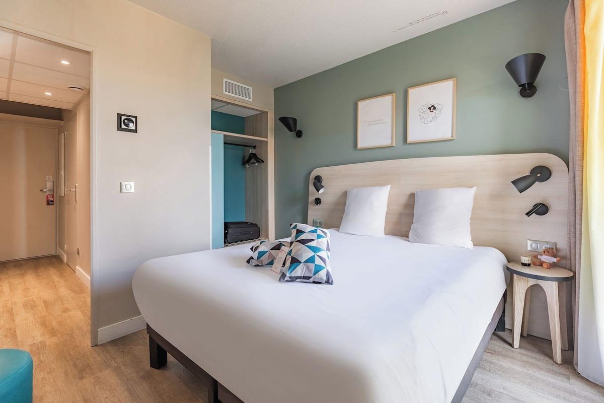 Studio Double | Desk, iron/ironing board, free WiFi, bed sheets