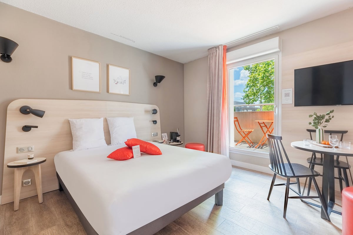 Studio Familial Double | Desk, iron/ironing board, free WiFi, bed sheets
