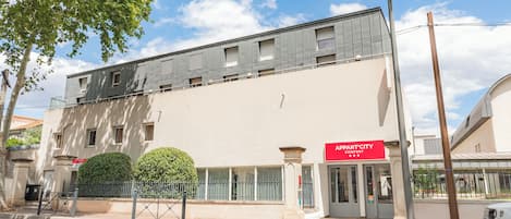 Vista frontal de la propiedad