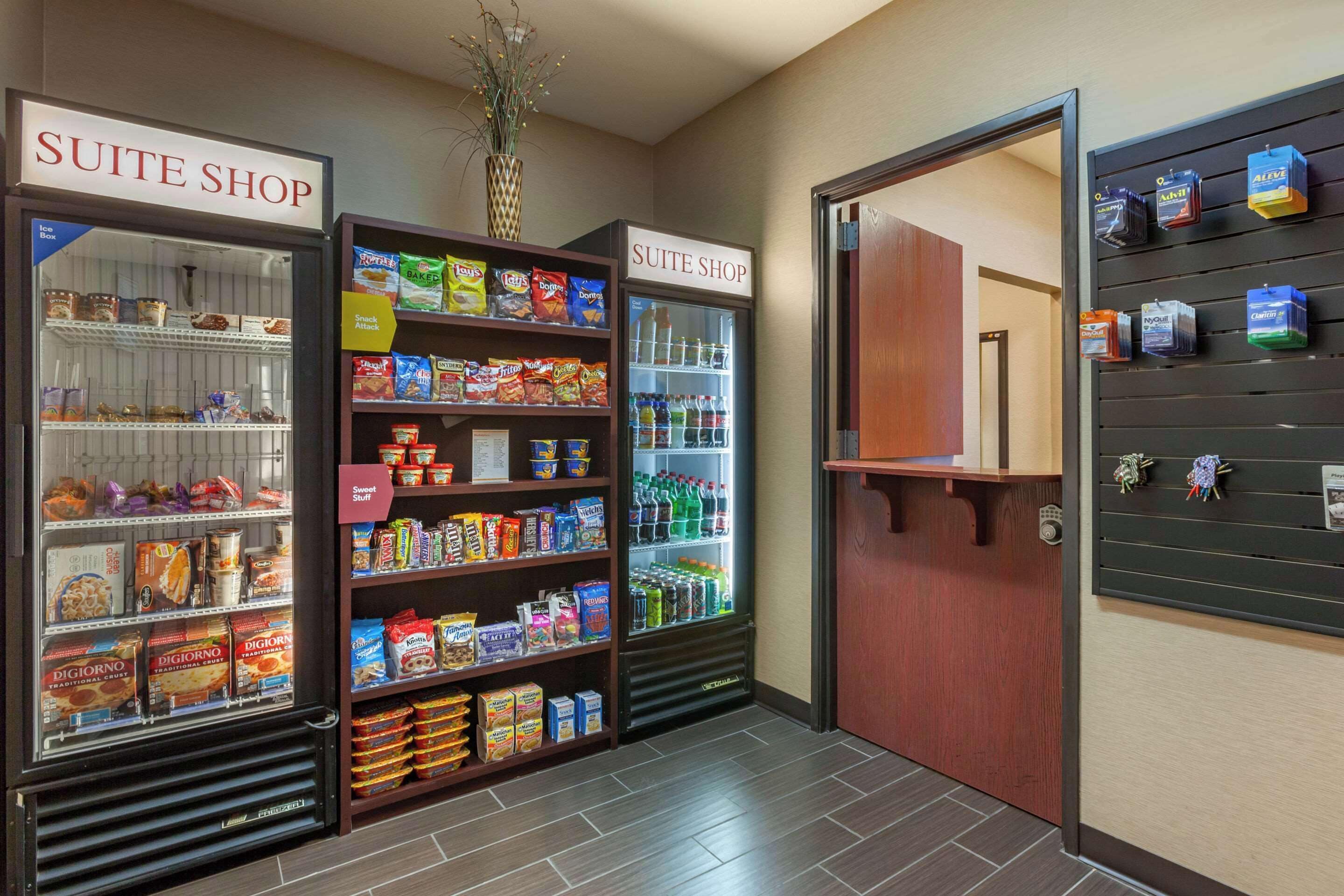 Tienda en una suite de hotel con secciones de aperitivos y bebidas, refrigeradas y no refrigeradas.