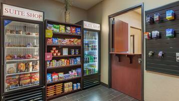 Tienda en una suite de hotel con secciones de aperitivos y bebidas, refrigeradas y no refrigeradas.
