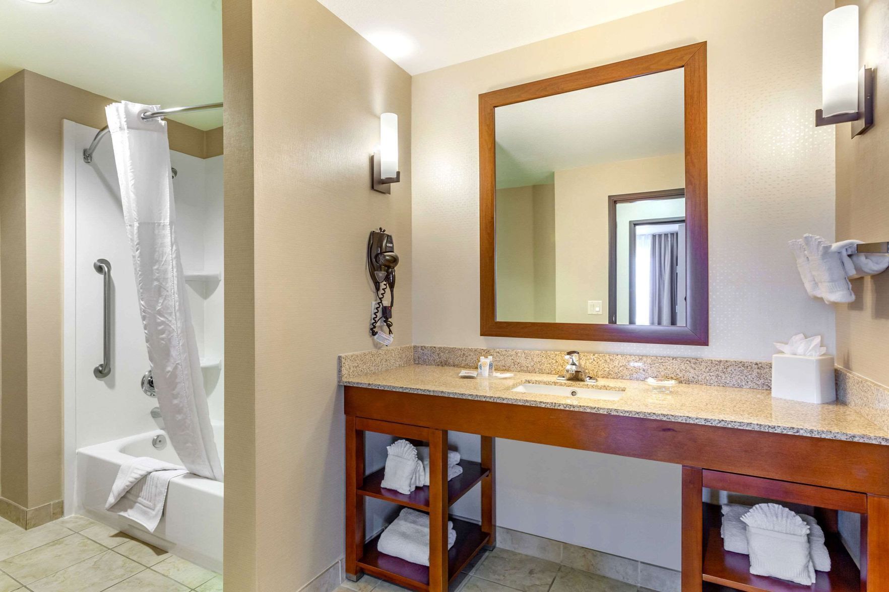 Bathroom | Combined shower/tub, hair dryer, towels