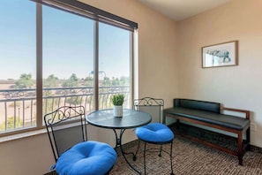 Premium bedding, desk, iron/ironing board, free cribs/infant beds - Comfort Suites Glendale - State Farm Stadium Area (Glendale)