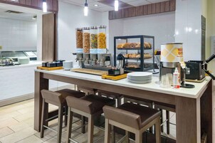 อาหารเช้าปรุงตามสั่งทุกวัน (USD 9.95 ต่อคน)