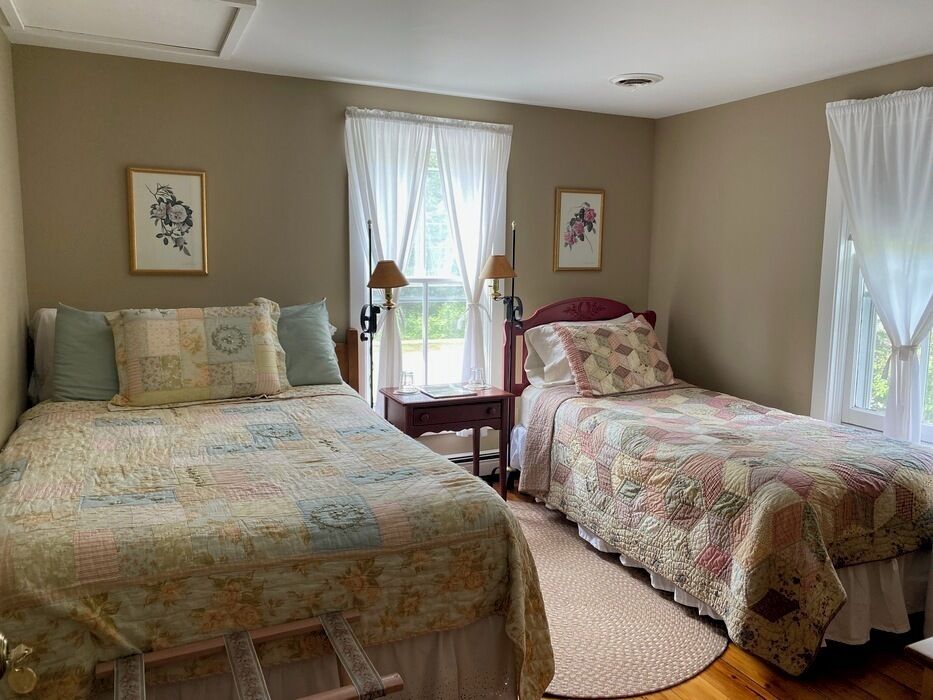 Kolmen hengen huone, useita sänkyjä, jaettu kylpyhuone | Silitysrauta/-lauta, ilmainen Wi-Fi, vuodevaatteet