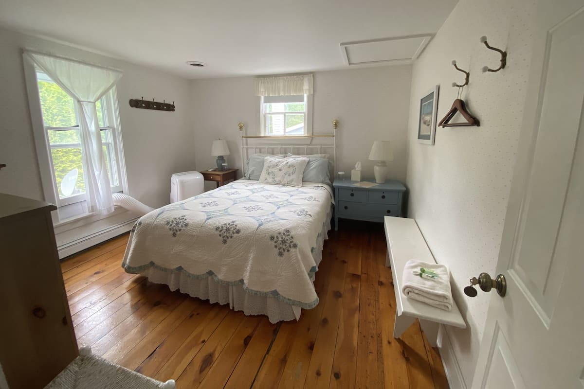 Room, 1 Queen Bed, Shared Bathroom | Iron/ironing board, free WiFi, bed sheets