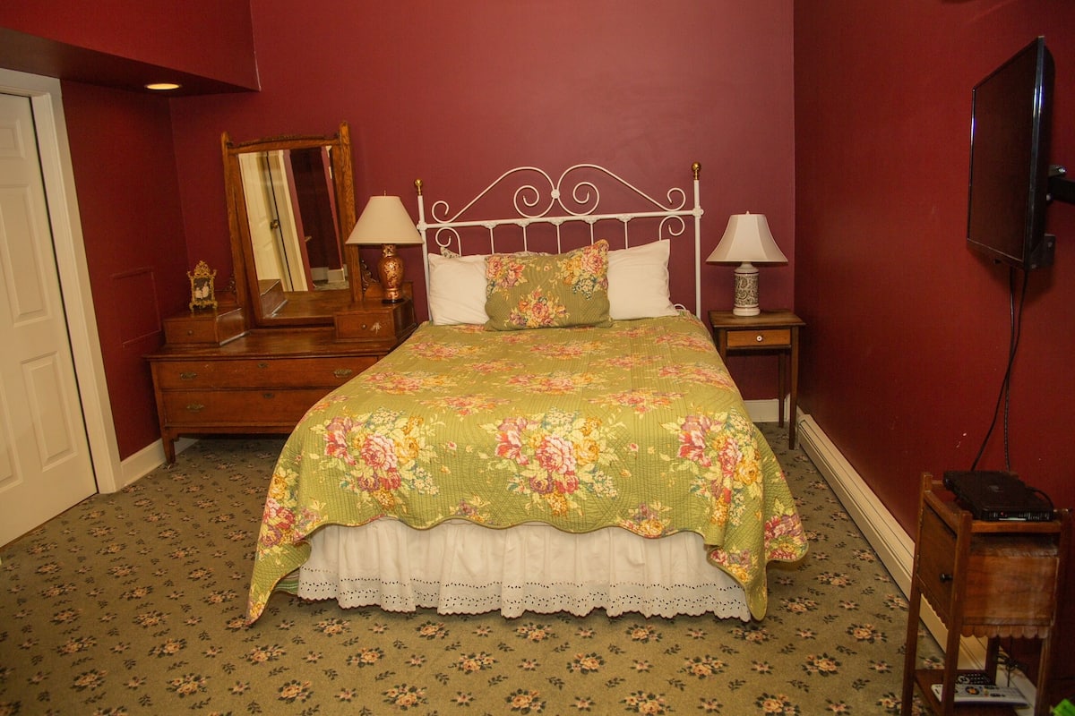 Double Room, 1 Queen Bed with Sofa bed | Iron/ironing board, free WiFi, bed sheets